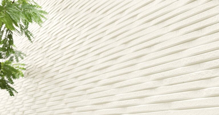 KMEW vs panel composite de aluminio (ACP): ¿qué cambia en una fachada ventilada?