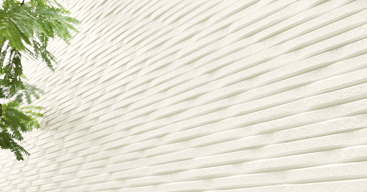KMEW vs panel composite de aluminio (ACP): ¿qué cambia en una fachada ventilada?